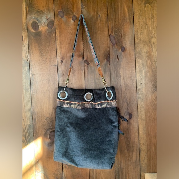 NEW! Hand crafted Large bucket/tote bag with feathers! - Picture 7 of 12